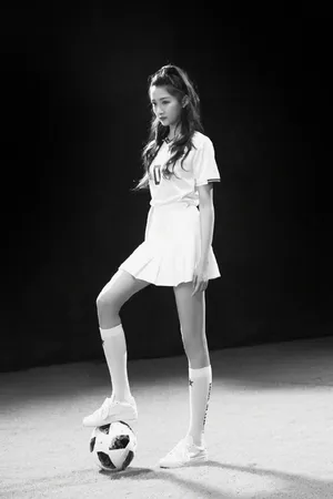 关晓彤性感足球宝贝写真图片
