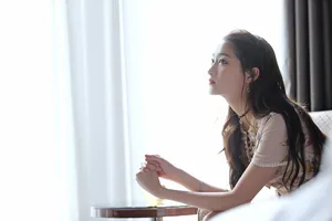 关晓彤穿印花粉裙性感图片_3