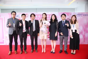 关晓彤穿印花粉裙性感图片_6