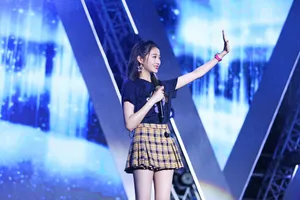 关晓彤格子短裙性感活动照图片_4