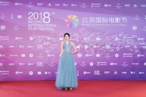 关晓彤性感礼服长裙图片_8