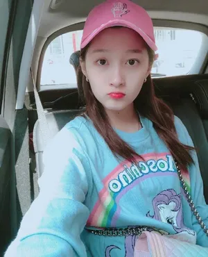 关晓彤甜美比V生活自拍照图片_1