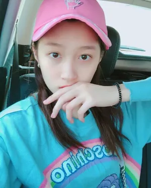 关晓彤甜美比V生活自拍照图片_3