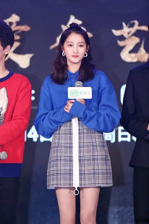 关晓彤《凤囚凰》发布会造型短裙美腿性感写真_4