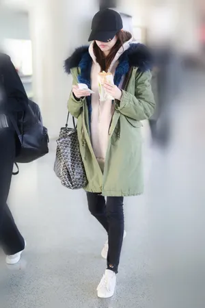 关晓彤军绿大衣机场气质写真图片_4