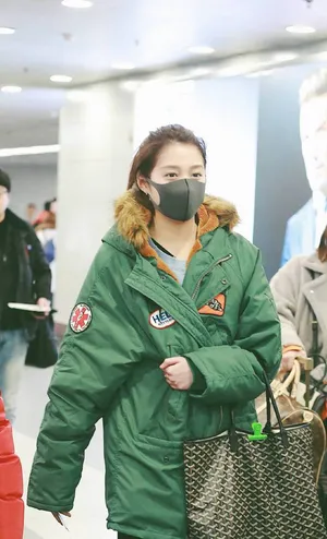 关晓彤机场私服性感写真_2