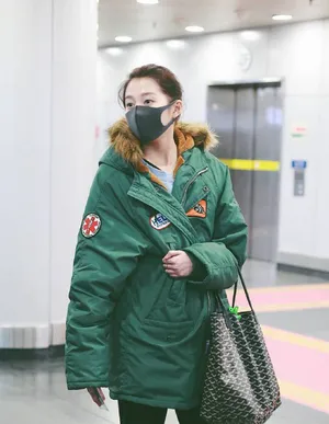 关晓彤机场私服性感写真_4