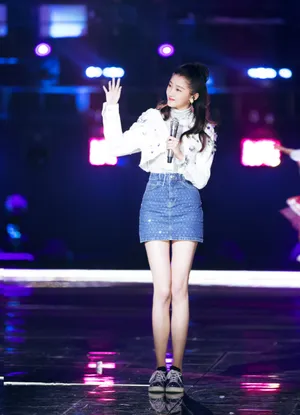 关晓彤性感包臀裙跨年演唱会舞台高清图片_5
