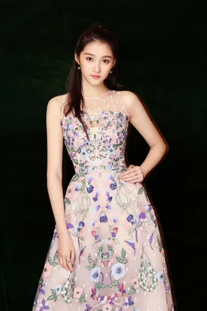关晓彤刺绣长裙性感写真高清图片_6