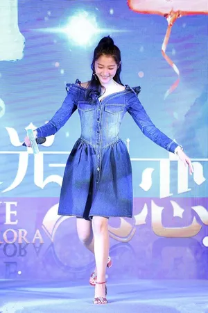 关晓彤性感连身牛仔裙迷人写真图片