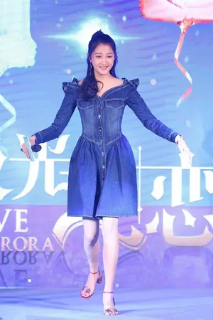 关晓彤性感连身牛仔裙迷人写真图片_2