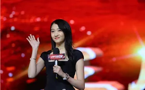 关晓彤黑色礼服性感舞台写真图片