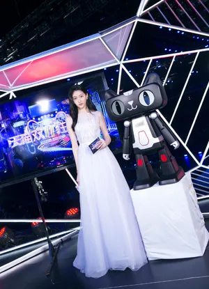 关晓彤双十一晚会主持人礼服图片