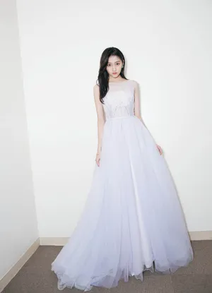 关晓彤双十一晚会主持人礼服图片_2