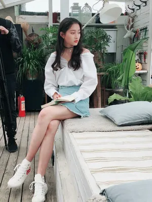 关晓彤花园时尚青春写真图片_2