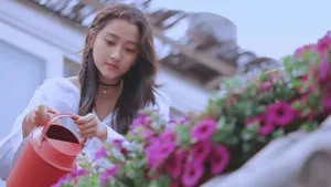 关晓彤花园时尚青春写真图片_7