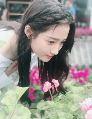 关晓彤花园时尚青春写真图片_8