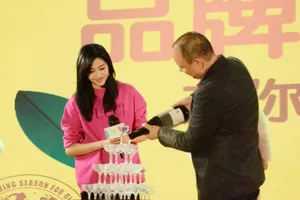关晓彤活动现场性感写真图片_3
