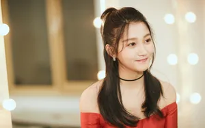 关晓彤一字红裙美艳写真图片_1