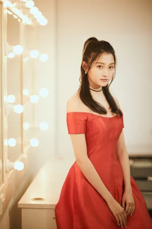 关晓彤一字红裙美艳写真图片