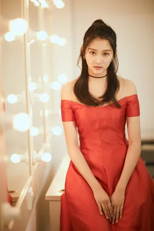 关晓彤一字红裙美艳写真图片_2