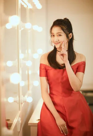 关晓彤一字红裙美艳写真图片_3