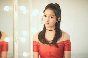 关晓彤一字红裙美艳写真图片_5