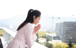 关晓彤粉红西装性感正装写真_7