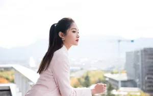 关晓彤粉红西装性感正装写真_8