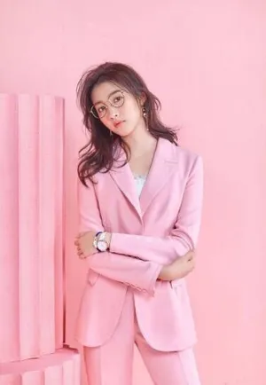 关晓彤杂志封面粉红可爱唯美写真