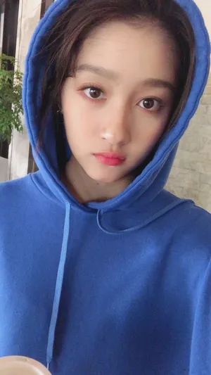 关晓彤蓝色连帽卫衣可爱嘟嘴写真图片