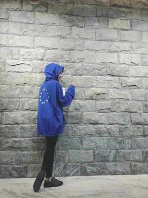 关晓彤蓝色连帽卫衣可爱嘟嘴写真图片_3