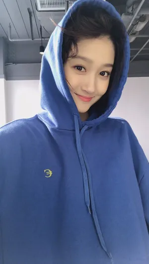 关晓彤蓝色连帽卫衣可爱嘟嘴写真图片_4
