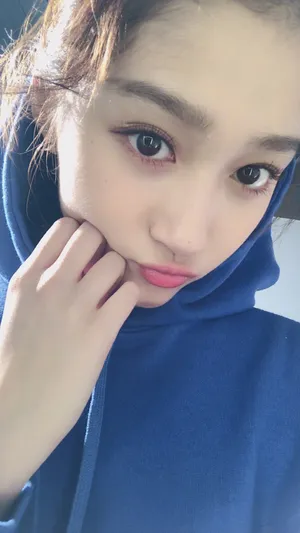关晓彤蓝色连帽卫衣可爱嘟嘴写真图片_5