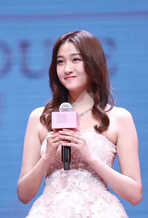 关晓彤抹胸蕾丝粉裙出席活动现场图片_2