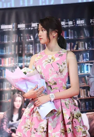 关晓彤粉裙捧花可爱写真_2