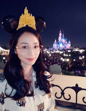 韩雪迪士尼可爱俏皮旅拍照图片