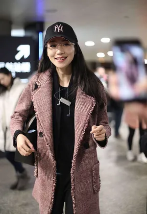 韩雪格纹西装机场可爱俏皮写真图片