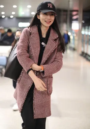 韩雪格纹西装机场可爱俏皮写真图片_6