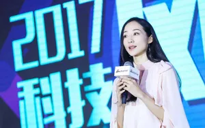 韩雪白色长裙活动现场优雅气质写真图片