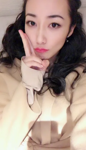 韩雪可爱嘟嘴比V自拍写真图片