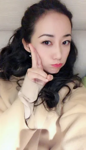 韩雪可爱嘟嘴比V自拍写真图片_2