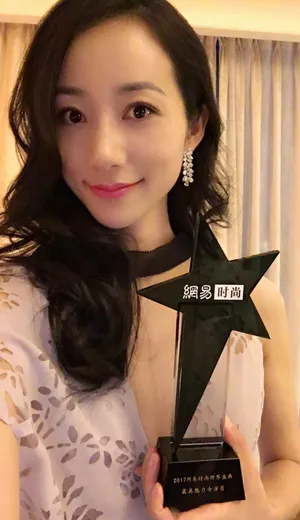 韩雪手持奖杯迷人自拍图片