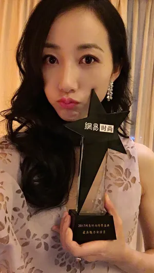 韩雪手持奖杯迷人自拍图片_1