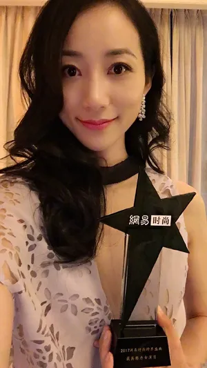韩雪手持奖杯迷人自拍图片_3