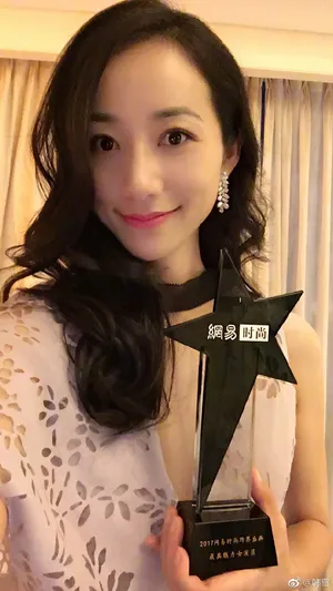 韩雪手持奖杯迷人自拍图片_4