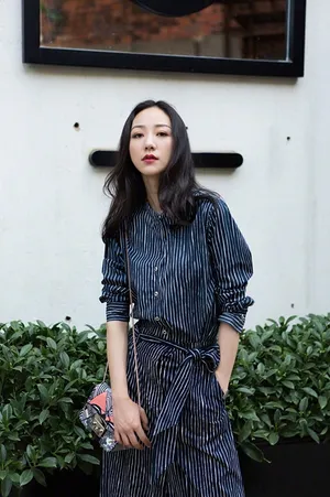 韩雪条纹街拍图片：霸气御姐范十足_2