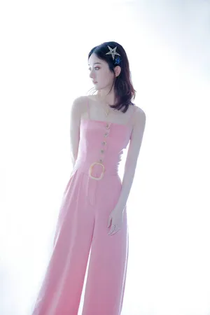 赵丽颖粉色连体裤性感写真图片_3