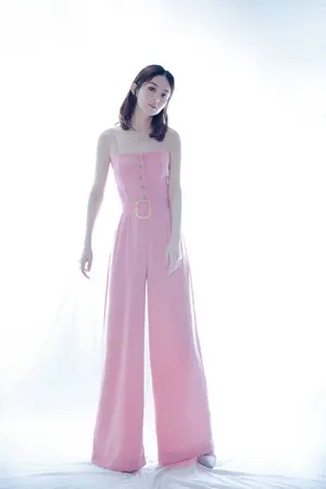 赵丽颖粉色连体裤性感写真图片_4