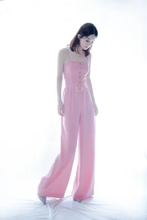 赵丽颖粉色连体裤性感写真图片_5
